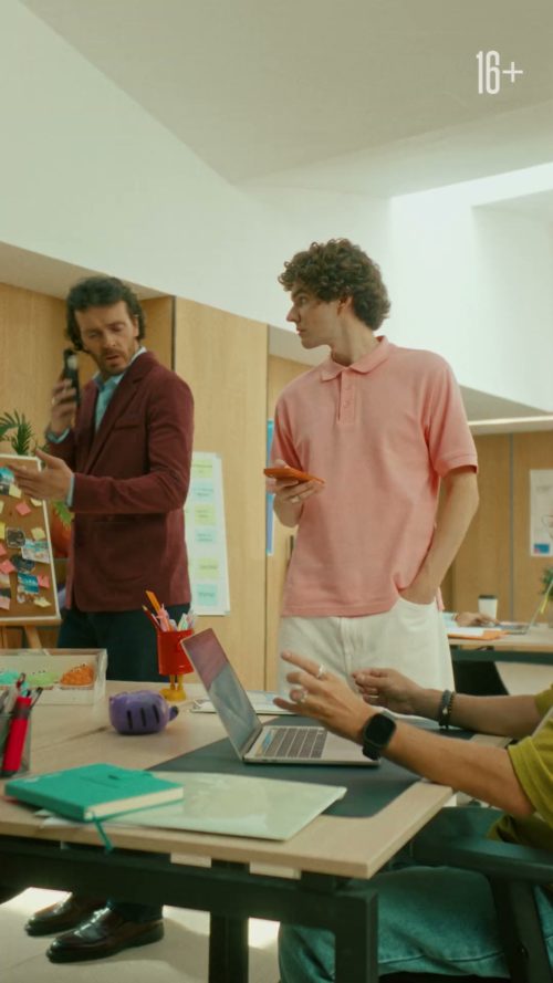 Кадр из сериала «А прикинь»: Макс и коллеги в офисе