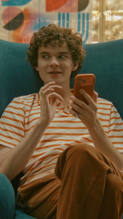 Кадр из сериала «А прикинь»: Макс с телефоном