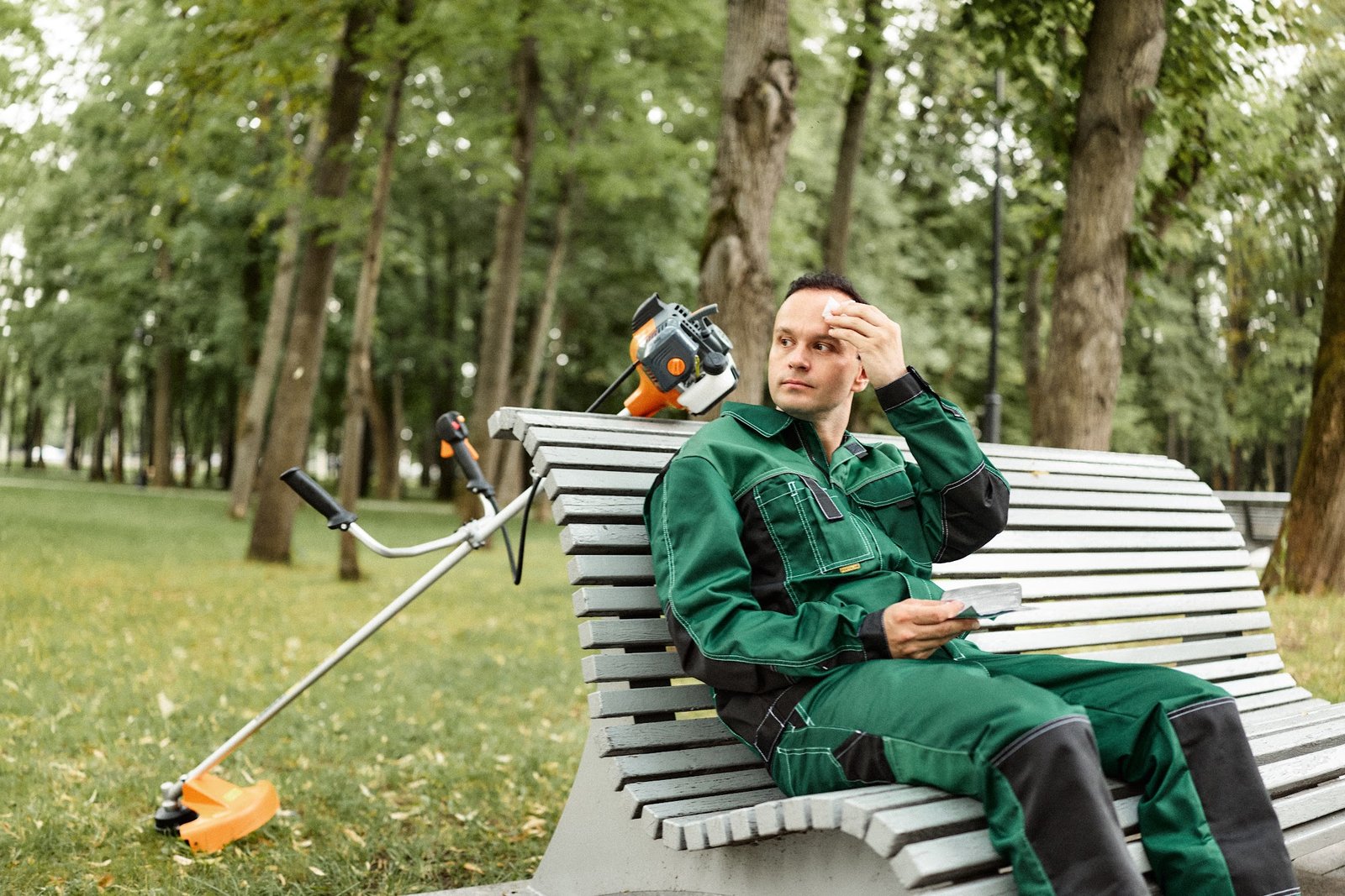 Садовник на скамейке в парке — фотосессия ТАСС для «Золотого яблока»