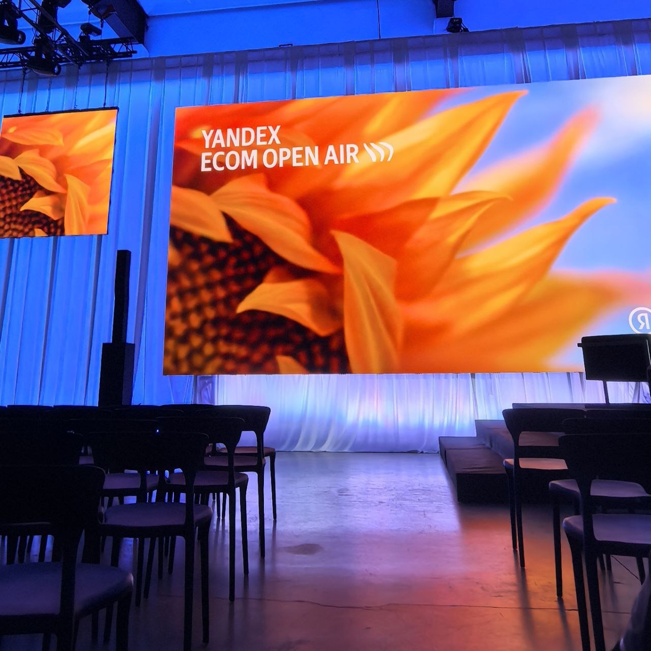 Заставка с подсолнухом на экранах лекторской зоны Yandex Ecom Open Air